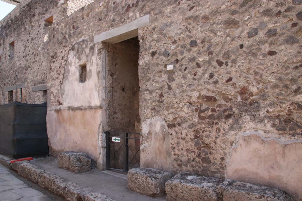 V.2.h Pompeii. September 2021. Looking east along front façade towards entrance doorway. Photo courtesy of Klaus Heese.