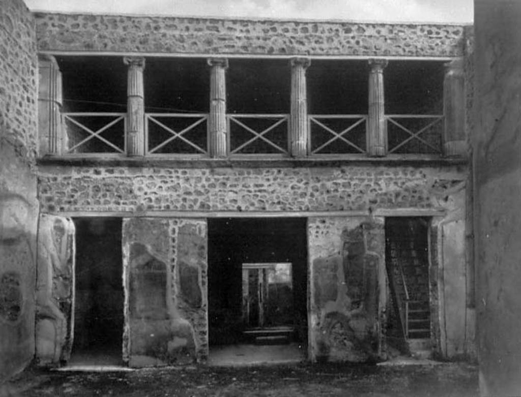 V.2.h Pompeii. Old undated postcard. Upper floor with columns, looking south across atrium.