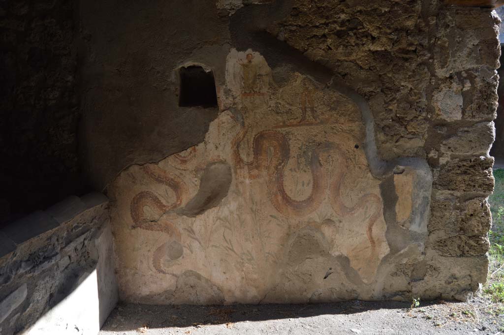 V.2.h Pompeii. October 2017. Kitchen ‘p’, looking towards south wall with lararium.
Foto Taylor Lauritsen, ERC Grant 681269 DÉCOR.

