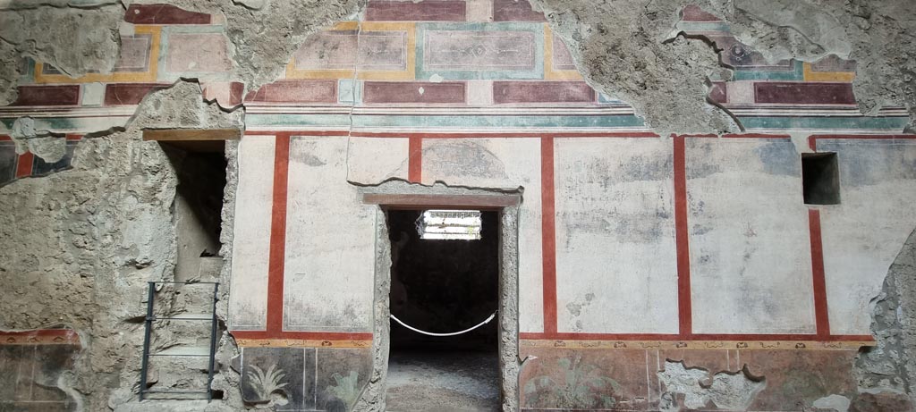 V.2.i Pompeii. December 2023. Room 1, east wall of atrium, detail of painted decoration. Photo courtesy of Miriam Colomer.