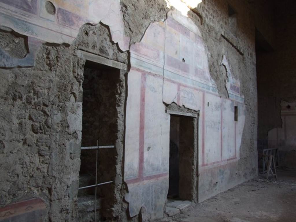 V.2.i Pompeii.  December 2007.  East side of atrium, with stone stairs and Doorway to Room 4.