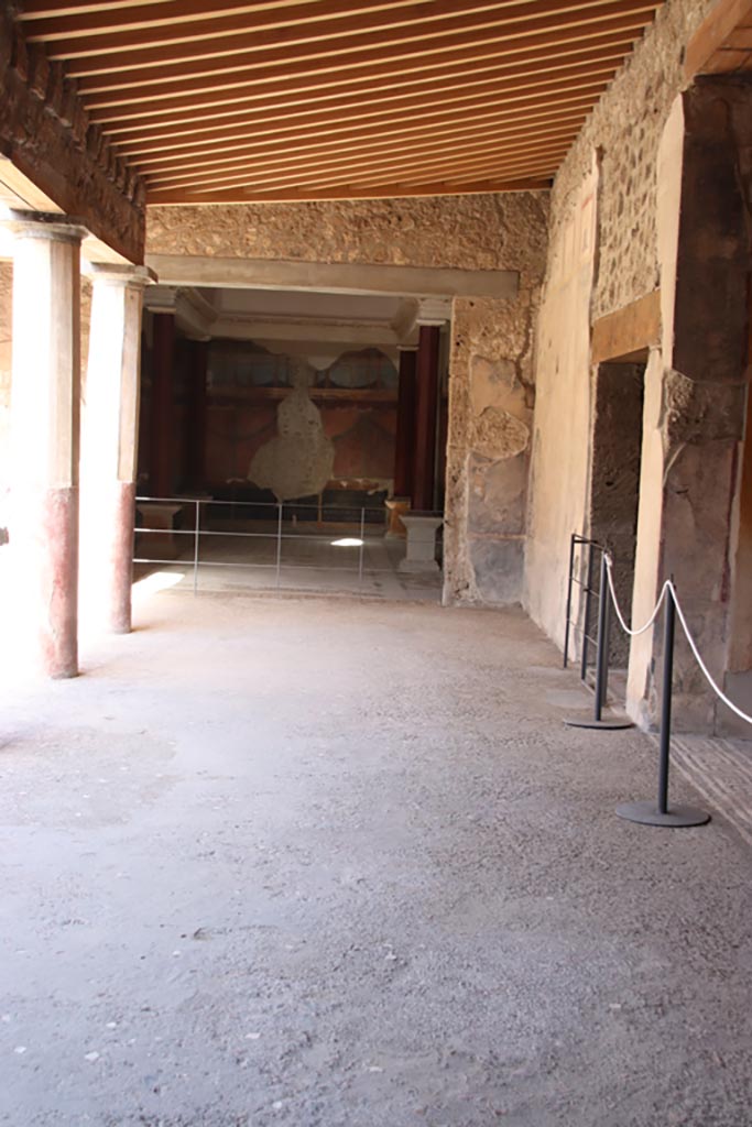 V.2.i Pompeii. October 2023. 
Peristyle 23, looking east along south portico. Photo courtesy of Klaus Heese.
