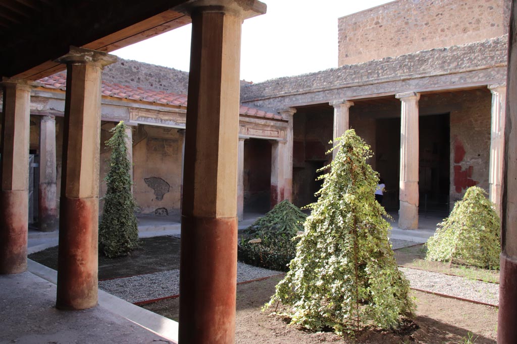 V.2.i Pompeii. October 2023. Looking north-west across peristyle from near Oecus 21. Photo courtesy of Klaus Heese.