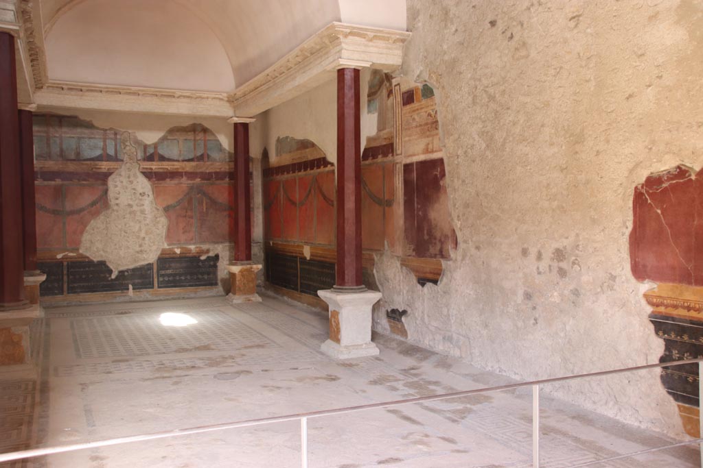 V.2.i Pompeii. October 2023. Oecus 21, looking east along south wall. Photo courtesy of Klaus Heese.