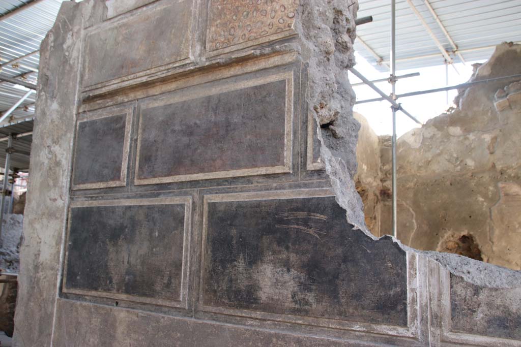 V.2.Pompeii. Casa di Orione. September 2021. Looking towards north wall of entrance corridor/fauces. Photo courtesy of Klaus Heese.