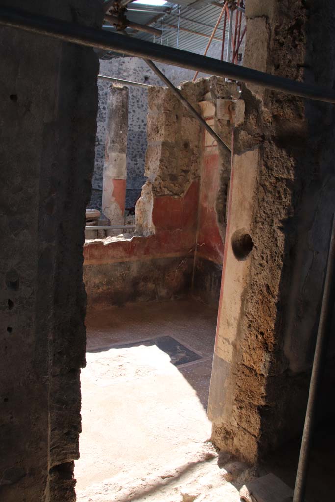 V.2.Pompeii. Casa di Orione. September 2021. 
Room 6, doorway to room in north-west corner of atrium. Photo courtesy of Klaus Heese.
