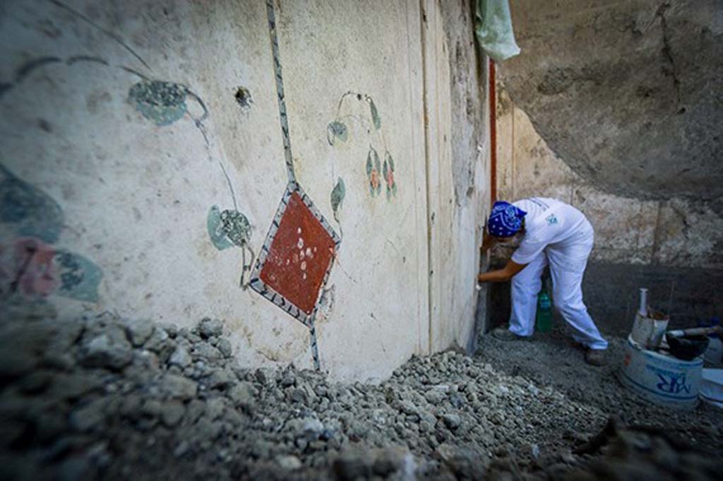 V.2.15 Pompeii. August 2018. Room A13 with white walls with a floral design. In the corner is a hole in the wall created by the Bourbon tunnellers.
Photograph © Parco Archeologico di Pompei.

