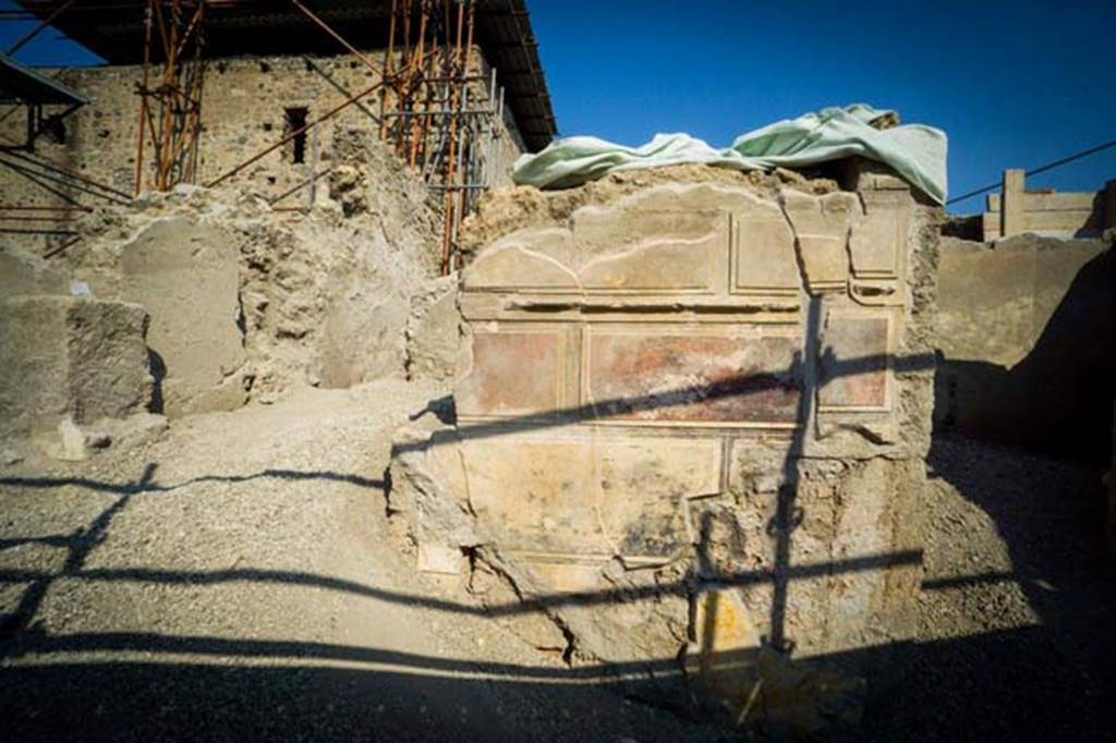 V.2.15 Pompeii. August 2018. Painted stucco blocks on north side of atrium. There are two entrances to room A15 with the left one leading to rooms A14 and A16.
Photograph © Parco Archeologico di Pompei.

