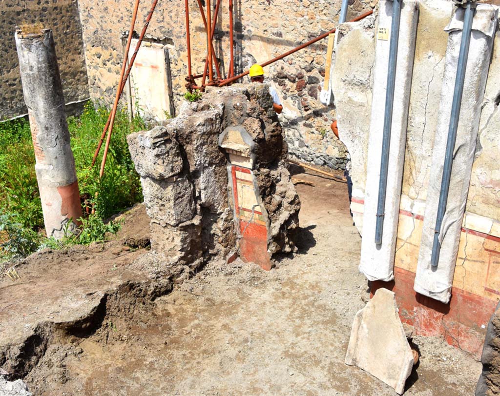 V.2.15 Pompeii. May 2018. Room A19, peristyle, is left with garden 11c behind.
Two columns separate the garden from the peristyle.
The garden contains the painting of Giove which gave the house its name when first excavated and also marks the extent of the previous excavations.
Photograph © Parco Archeologico di Pompei.
