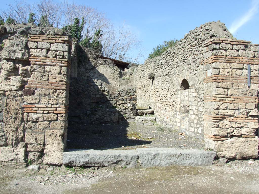 V.3.3 Pompeii. March 2009. Entrance to shop. Looking north.