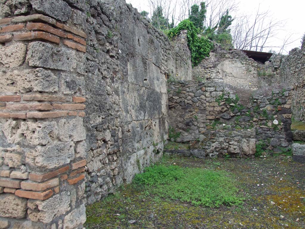 V.3.3 Pompeii. May 2010. West wall of shop.