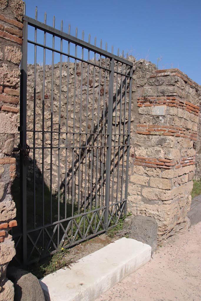 V.3.4 Pompeii. October 2023. Entrance doorway, looking east. Photo courtesy of Klaus Heese.