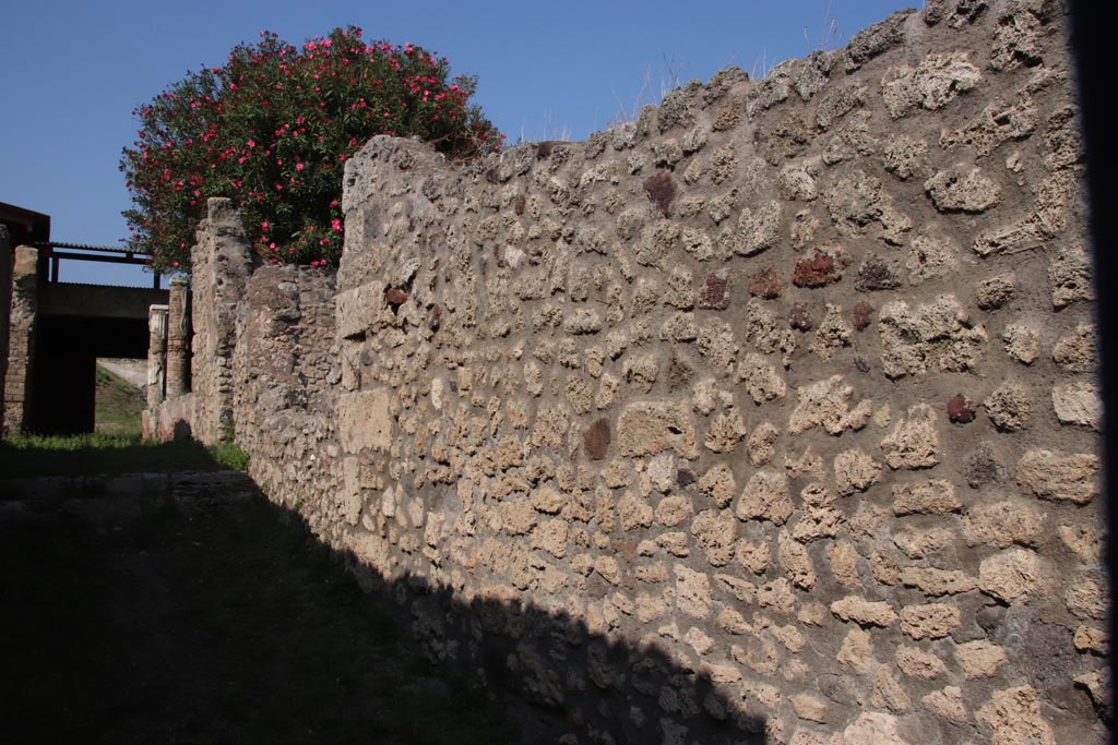 V.3.4 Pompeii. October 2023. East side of entrance corridor. Photo courtesy of Klaus Heese.