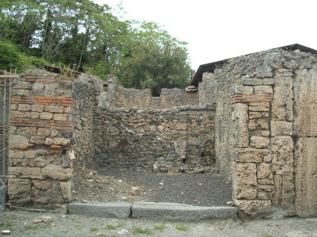 V.3.5 Pompeii. May 2005. Entrance.