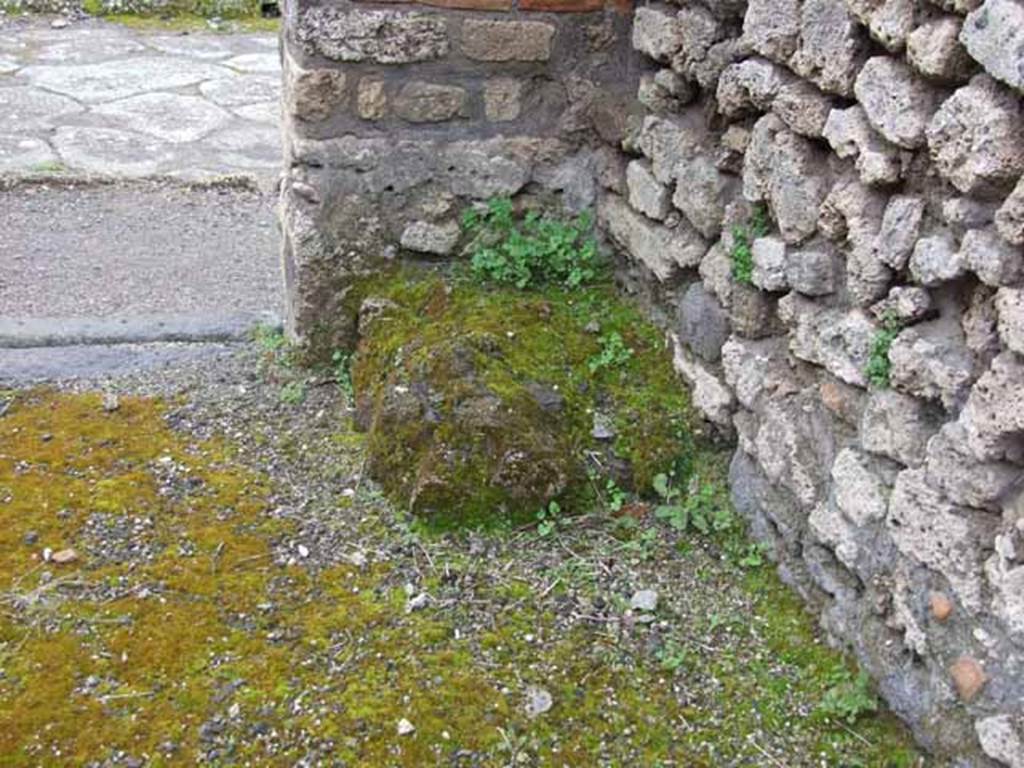 V.3.5 Pompeii. May 2010. South-west corner, near entrance.