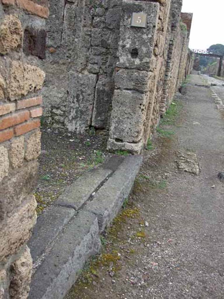 V.3.5 Pompeii. May 2010. Threshold or sill. Looking east.