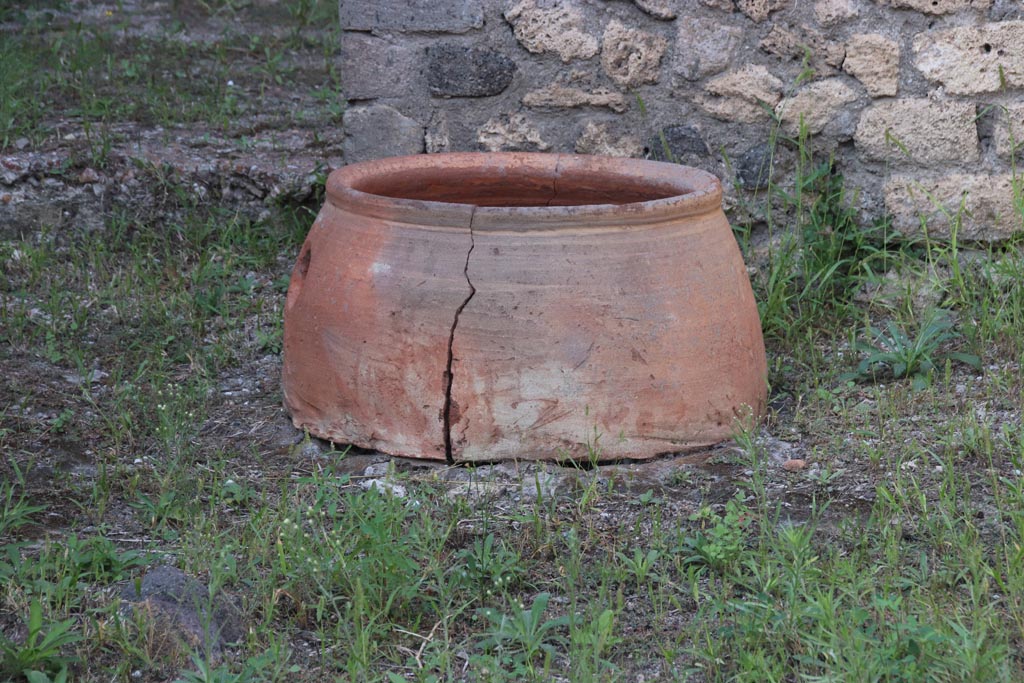 V.3.6 Pompeii. October 2023. Terracotta dolium as puteal over well. Photo courtesy of Klaus Heese.