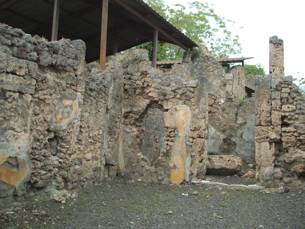 V.3.7 Pompeii. May 2005. Looking north-west across atrium to triclinium.