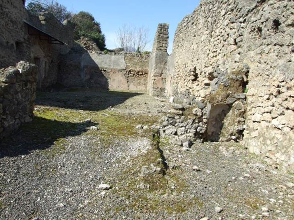 V.3.7 Pompeii.  March 2009. Looking north to Garden area from andron.