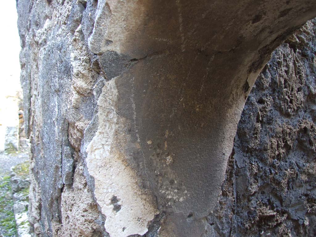 V.3.8 Pompeii. March 2009. Plaster on north side of arched doorway into latrine.