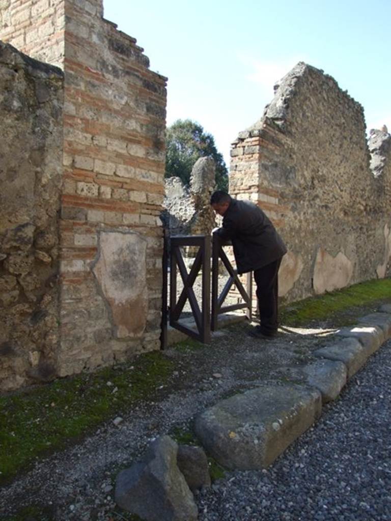 V.3.9 Pompeii. March 2009. Entrance.  According to Della Corte, painted graffiti was found on the right side of the entrance.   This read –Epidia nec sine Cosmo rogat  [CIL IV 6610]
See Della Corte, M., 1965.  Case ed Abitanti di Pompei. Napoli: Fausto Fiorentino. (p.108)
