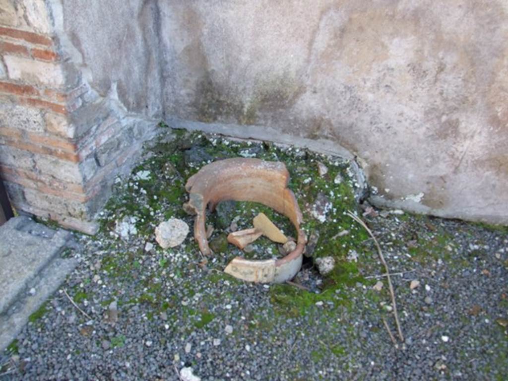 V.3.9 Pompeii.  March 2009.  Puteal, on south side of entrance, in atrium.