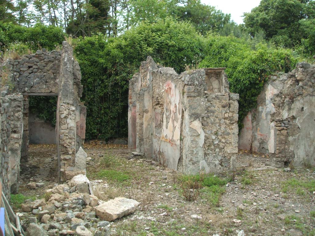 V.3.10 Pompeii. May 2005. Looking west across atrium to tablinum and pillar with a rectangular niche.