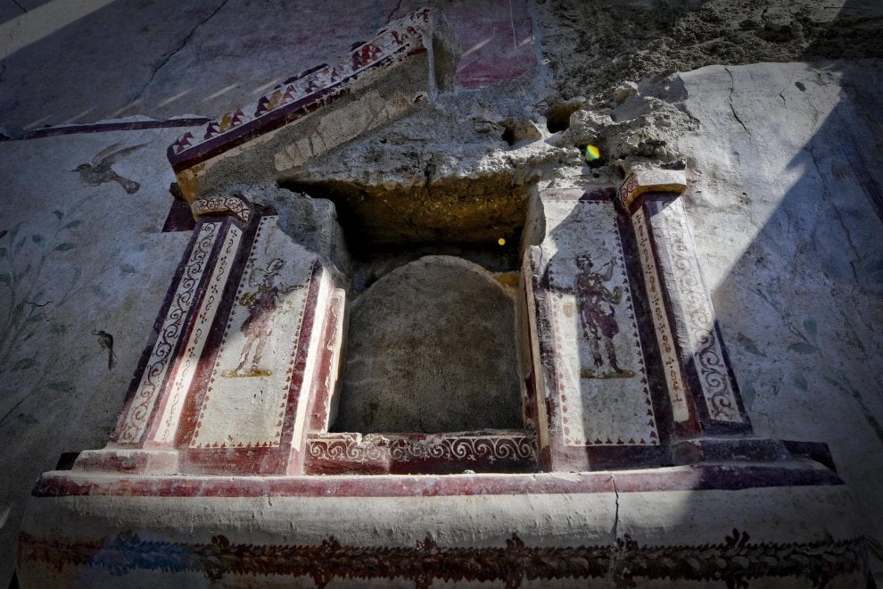 V.3.13 Pompeii. 2018. Room 2a. Lararium. East wall.
Sacred shrine with figures of the Lares painted on the sides.

Parete est. L'edicola sacra con ai lati dipinte le figure dei "Lari”.

Photograph © Parco Archeologico di Pompei.
