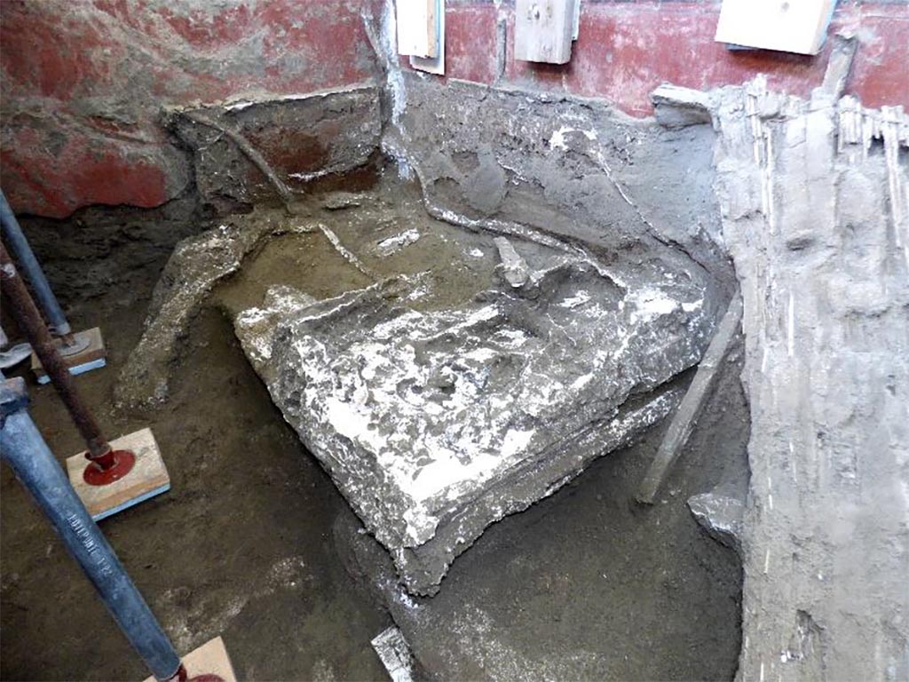 V.3.14 Pompeii. August 2022. Room 16. Letto 1.
Bed cast at the northeast corner of room 16. On the walls are casts and traces of the decorated wooden headboards.
Calco di letto presso l’angolo nord-est del vano 16. Sulle pareti calchi e tracce delle testate lignee decorate.
Photograph © Parco Archeologico di Pompei.

