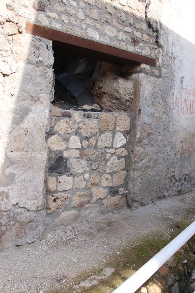 Vicolo dei Balconi, Pompeii. October 2022. 
Looking towards entrance doorway, we number as B6. Photo courtesy of Klaus Heese.

