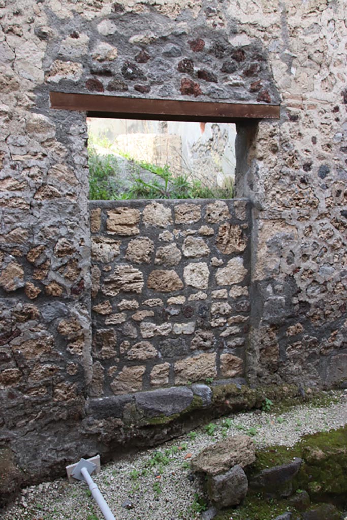 Vicolo dei Balconi, Pompeii. October 2022. 
Looking east to entrance doorway B8. Photo courtesy of Klaus Heese.
