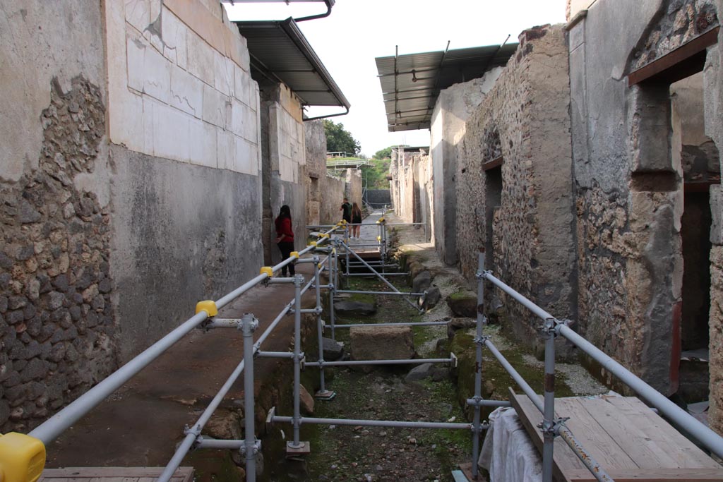 Vicolo dei Balconi, Pompeii. October 2022. 
Looking north between Casa del Orione, on left, and doorway B9 into room 15 in Casa del Giardino, on right.
Photo courtesy of Klaus Heese. 

