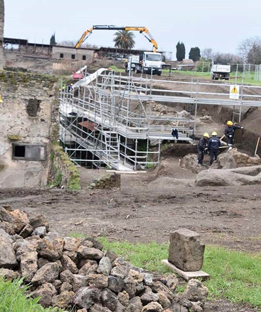 V.3 Pompeii. May 2018. Looking across to V.2.i left and V.7 right from on unexcavated area where balcony houses were found.
Photograph © Parco Archeologico di Pompei.
