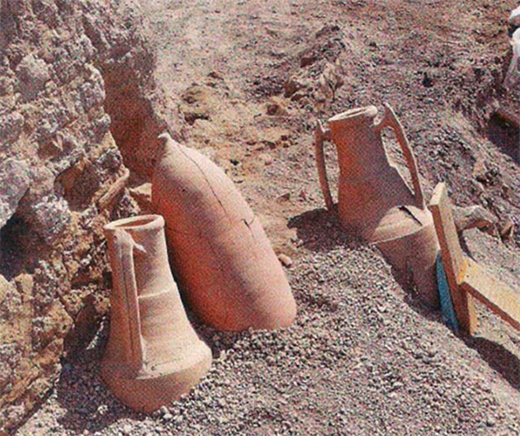 V.3 Pompeii. June 2018. Amphorae found on the balcony of one of the houses with balconies. One is upside down as if put out for drying.

Anfore trovate sul balcone di una delle case con balconi. Uno è sottosopra come se messo fuori per l'essiccazione.

Photograph © Parco Archeologico di Pompei.
