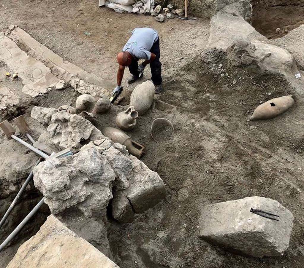 Vicolo dei Balconi under excavation, June 2018. Amphorae on balcony.

Anfore sul balcone.

Photograph © Parco Archeologico di Pompei.


