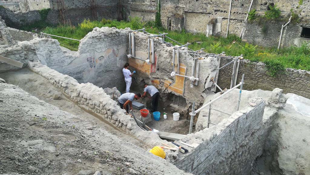 V.3 Pompeii. 2018. This house? Room in a house on the east side of the Vicolo dei Balconi.

Questa casa? Ambiente di una casa sul lato est del Vicolo dei Balconi.

Photograph © Parco Archeologico di Pompei.
