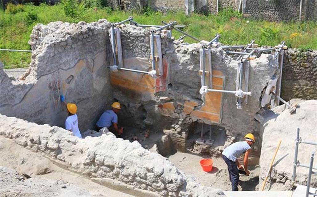 V.3 Pompeii. June 2018. One of the houses on the east side of V.3 at the north end of the Vicolo dei Balconi.

Una delle case sul lato est del V.3, all'estremità nord del Vicolo dei Balconi.

Photograph © Parco Archeologico di Pompei.

