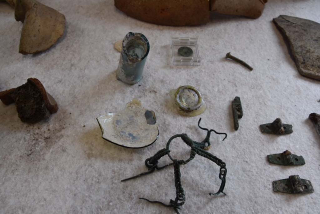 Regio V Pompeii. June 2018. Glass and bronze items found during the 2018 excavations. 
Found in the earth from the nineteenth century excavations and twentieth century carried out in the vicinity. 

Oggetti in vetro e bronzo trovati durante gli scavi del 2018.
Trovato sulla terra dagli scavi del XIX secolo e del XX secolo effettuati nelle vicinanze.

Photograph  Parco Archeologico di Pompei
