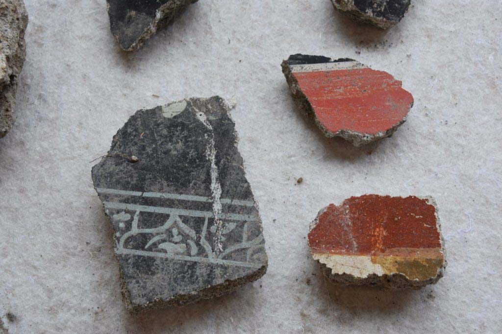 Regio V Pompeii. 2018. Pieces of painted plaster found during the 2018 excavations. Found in the earth from the nineteenth century excavations and twentieth century carried out in the vicinity. 

Pezzi di intonaco dipinto, rinvenuti durante gli scavi del 2018. Trovato sulla terra dagli scavi del XIX secolo e del XX secolo effettuati nelle vicinanze.

Photograph  Parco Archeologico di Pompei.
