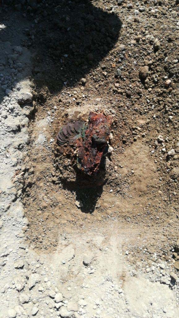 Regio V Pompeii. 2018. Leather purse containing coins found under Pompeii skeleton in the Vicolo dei Balconi during the 2018 excavations. 

Borsa in pelle contenente monete trovate sotto lo scheletro di Pompei nel Vicolo dei Balconi durante gli scavi del 2018.

Photograph  Parco Archeologico di Pompei.
