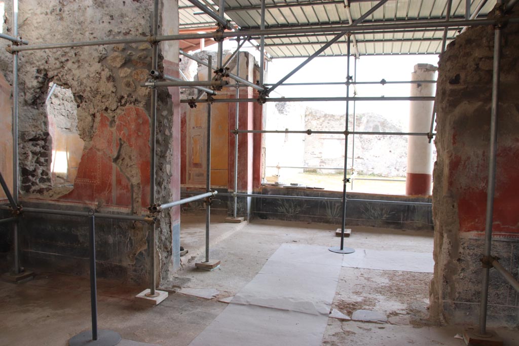 V.3 Pompeii. Casa del Giardino. October 2022. 
Room 3, looking through doorway in south wall towards portico 10, and garden area. Photo courtesy of Klaus Heese. 
