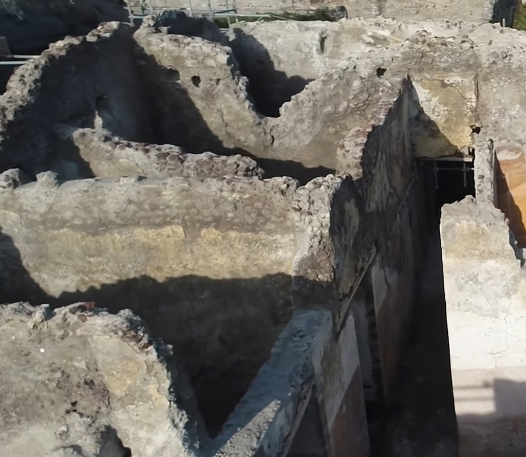 V.3 Pompeii. Casa del Giardino. 2019. Room 4 is the doorway in the far left wall of corridor 9 before the doorway in the end of the corridor leading to room 6.