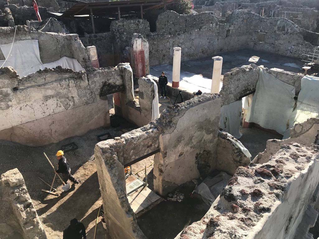 V.3 Pompeii. Casa del Giardino. October 2018. View east to atrium, ambiente 5.
In front are the fauces, ambiente 8 and ambiente 7 with portico 10 right and garden behind. 

Vista da est a atrio, ambiente 5.
Di fronte sono i fauces, ambiente 8 e ambiente 7, con portico 10 a destra e giardino dietro.

Photograph © Parco Archeologico di Pompei.
