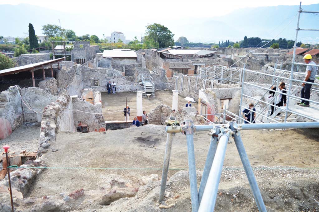 V.3 Pompeii. Casa del Giardino. October 2018. View south from the unexcavated area across ambiente 5, atrium, with portico 10 behind and garden at rear.

Vista a sud dalla zona non scavata attraverso ambiente 5, atrio, con portico 10 dietro e giardino sul retro.

Photograph © Parco Archeologico di Pompei.
