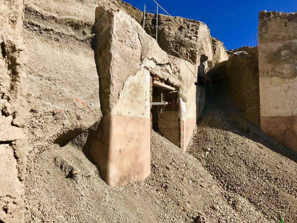 V.3 Pompeii. Casa del Giardino. October 2018. Ambiente 9 corridor (right, in shadow) with open top, at north end of east wall of atrium, still to be excavated. 

Corridoio Ambiente 9 (a destra in ombra) con apertura superiore, all'estremità nord della parete est dell'atrio, ancora da scavare.

Photograph © Parco Archeologico di Pompei.