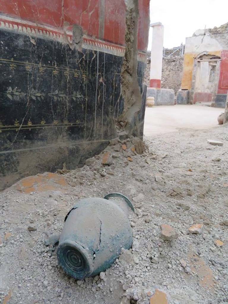 V.3 Pompeii. Casa del Giardino. 2018. View of portico 10 from ambiente 3. A bronze jug is on the floor of ambiente 3.

Vista di portico 10 dall'ambiente 3. Una brocca di bronzo è sul pavimento dell'ambiente 3.

Photograph © Parco Archeologico di Pompei.
