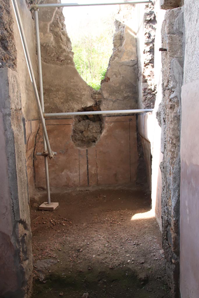 V.3 Pompeii. Casa del Giardino. October 2022. 
Room 13, small room at rear of atrium. Photo courtesy of Klaus Heese. 
