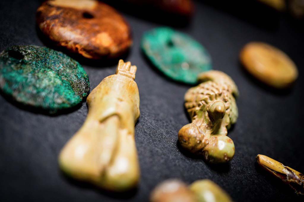 V.3 Pompeii. Casa del Giardino. August 2019. Some of the bone, amber and turquoise objects found.

Alcune degli oggetti ritrovati in osso, ambra e turchese.

Photograph © Cesare Abbate/ANSA courtesy Parco Archeologico di Pompei.

