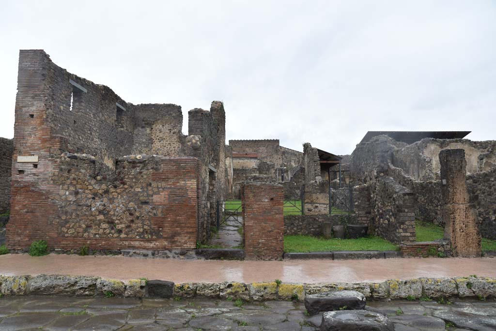 V.4.1 Pompeii. March 2018. Looking north towards entrance doorway on Via di Nola, in centre, with V.4.2, centre right.
Foto Annette Haug, ERC Grant 681269 DÉCOR.


