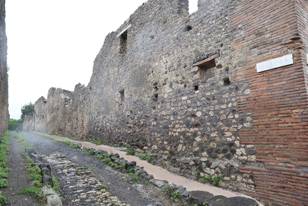 Vicolo di Lucrezio Frontone, Pompeii. March 2018. Looking north along east side of roadway. 
Foto Annette Haug, ERC Grant 681269 DÉCOR.

